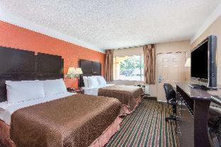 Howard Johnson By Wyndham Historic Lake Charles Habitación foto