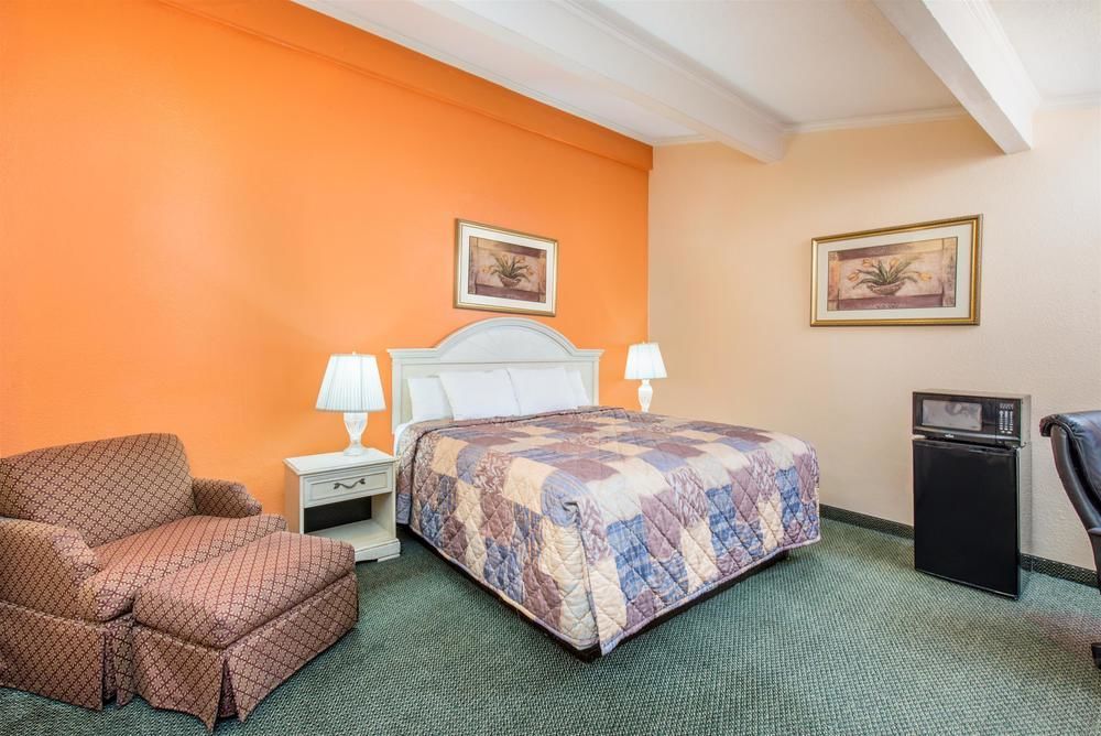 Howard Johnson By Wyndham Historic Lake Charles Exterior foto